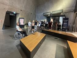 W holu Muzeum II Wojny Światowej