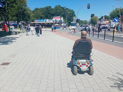 Spaziergang auf der Hauptstraße von Mielno