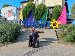 Vor dem Mielno-Schriftzug