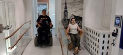 Szeroki podjazd w Muzeum Ceramiki