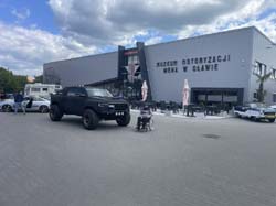 Parking przed Muzeum Motoryzacji